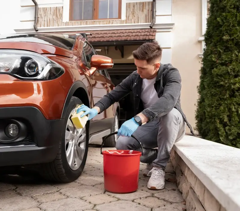 Lavage auto à domicile La Fontenelle : professionnel intervenant sur un véhicule